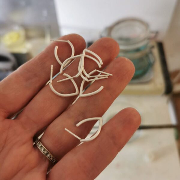 MAGNOLIA pointed oval hoop earring, silver - Image 2