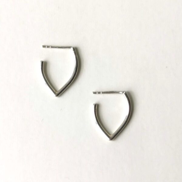 MAGNOLIA pointed oval hoop earring, silver - Image 3