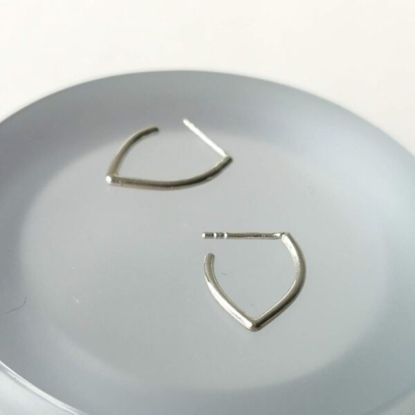 MAGNOLIA pointed oval hoop earring, silver